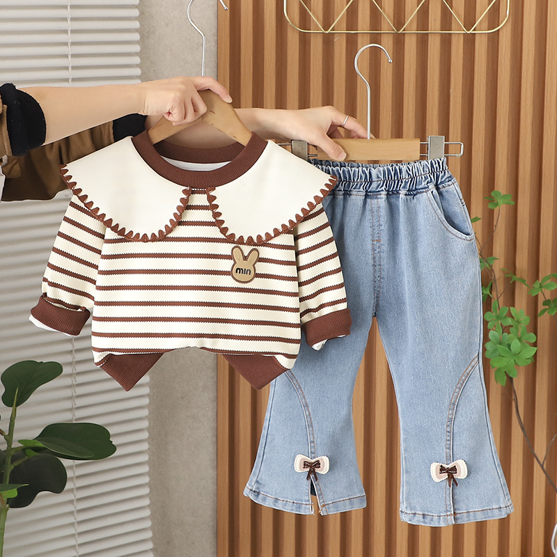 Conjunto de dos piezas sudadera a rayas con cuello tipo doll y jeans – primavera 2025, versátil.