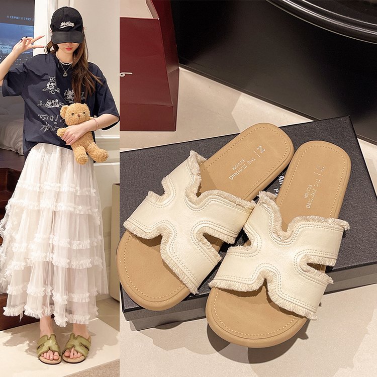 Fashionable women's slippers flat