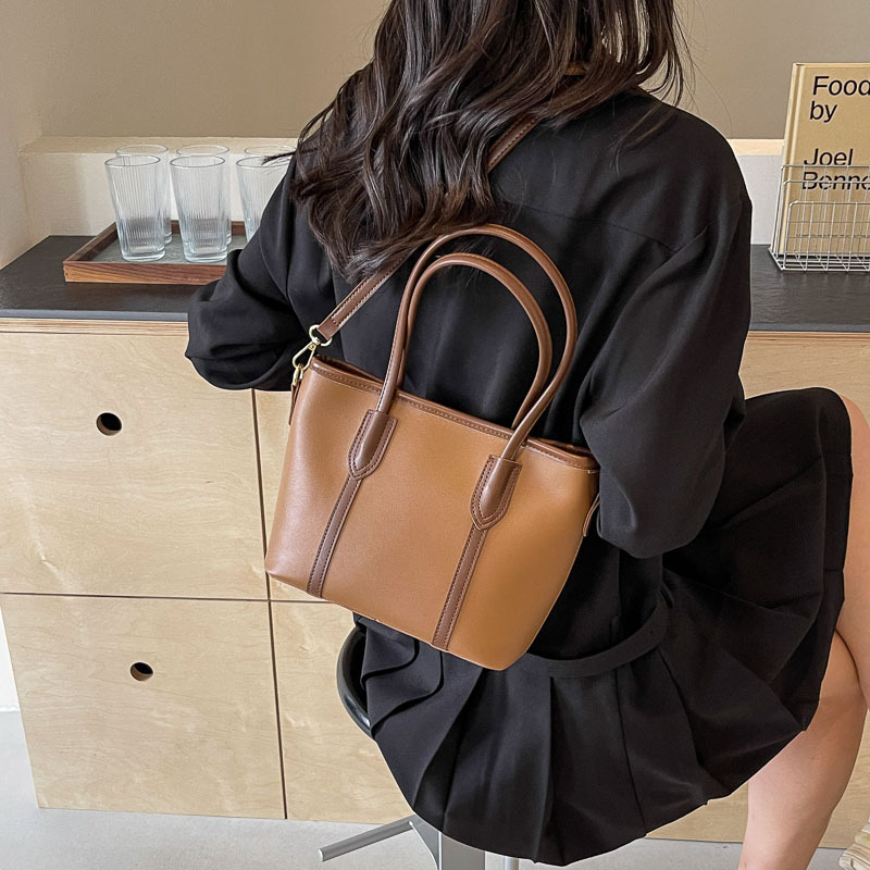 Bolso de mano de tendencia coreana para mujeres verano 2024 nuevo tipo de bolso de hombro para viajar al trabajo bolso de cubo de gran capacidad