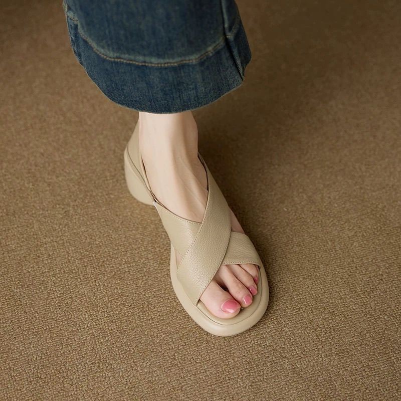 2026 nuevo producto de verano de moda confortable tacones redondos tendencia de tacones sólidos sandalias de dedo abierto