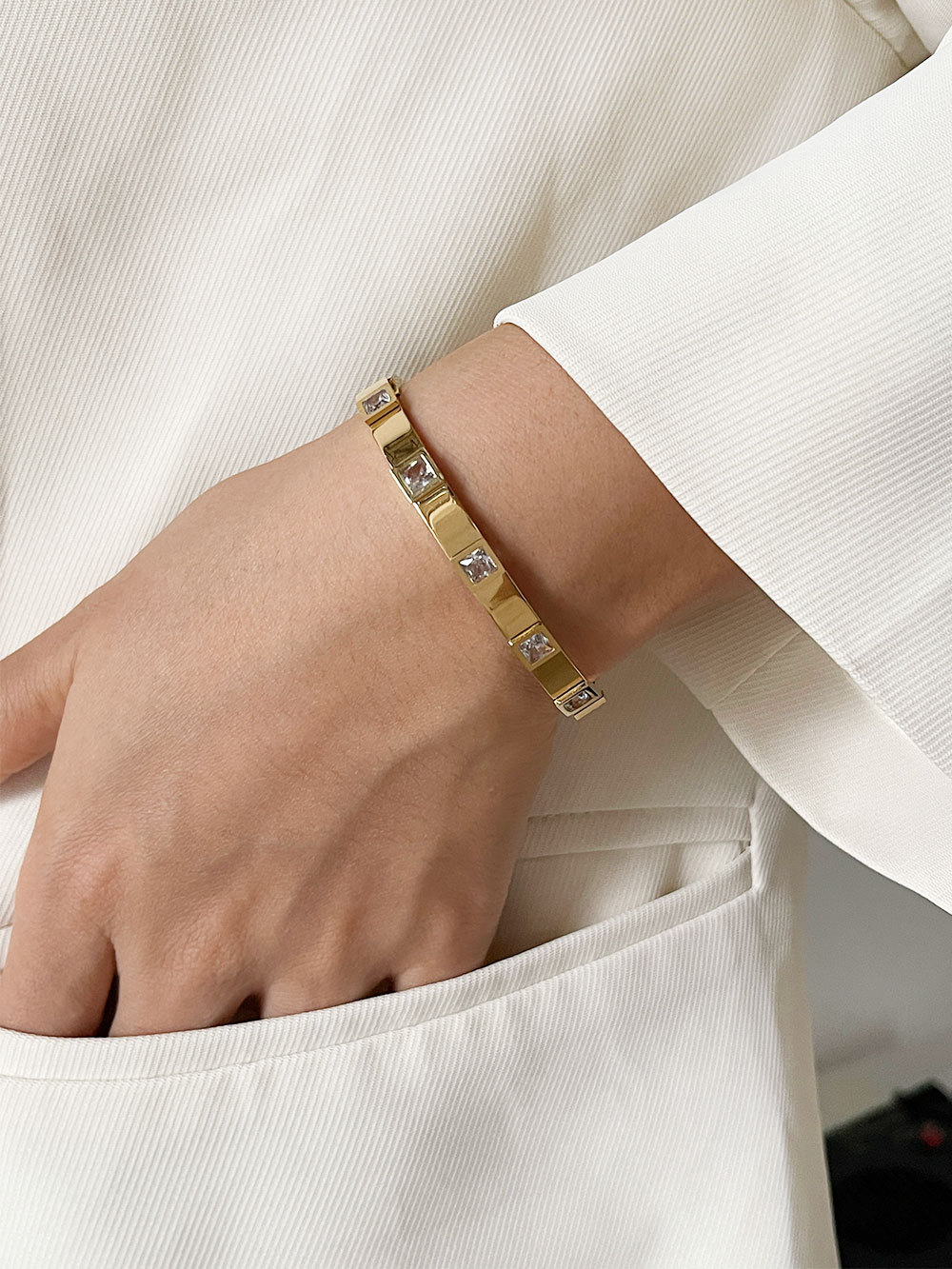 21g Weight 0.03µm-0.05µm Gold Plating Thickness PVD Coated Real Gold Plated 18K Gold Square Titanium Steel Fashion Waterproof Non Tarnish Bangle