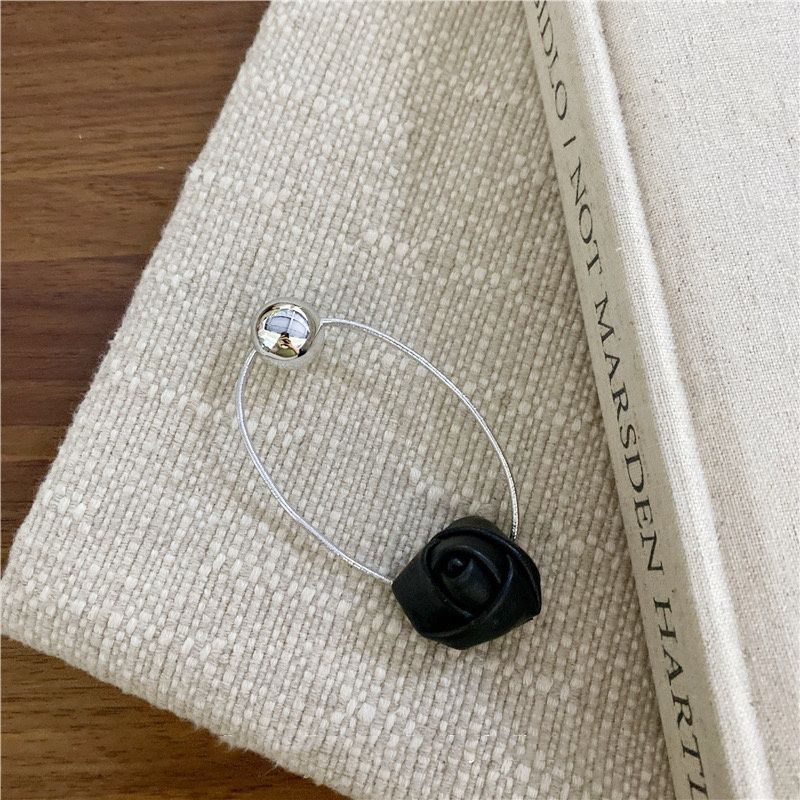 Simple de alto nivel sensación de cuerda de cabeza de bola plateada para mujeres 2025 nuevo anillo de cabello ins red rojo con cuerda de cabello de goma cola de caballo