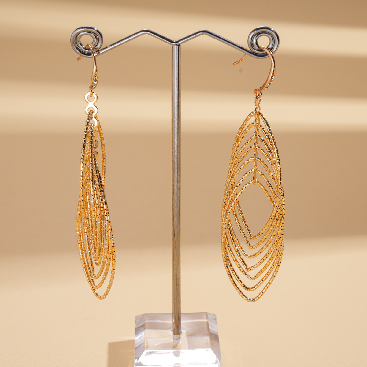 Europa y los Estados Unidos metal de zircón hueco oval gancho de orejas cruzadas personalidad transfronteriza nicho de moda alta sensación pendientes para mujeres