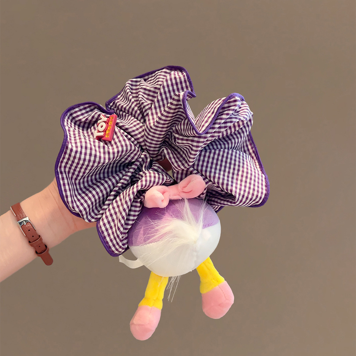 보라색 체크무늬 반신인형 오리엉덩이 머리끈