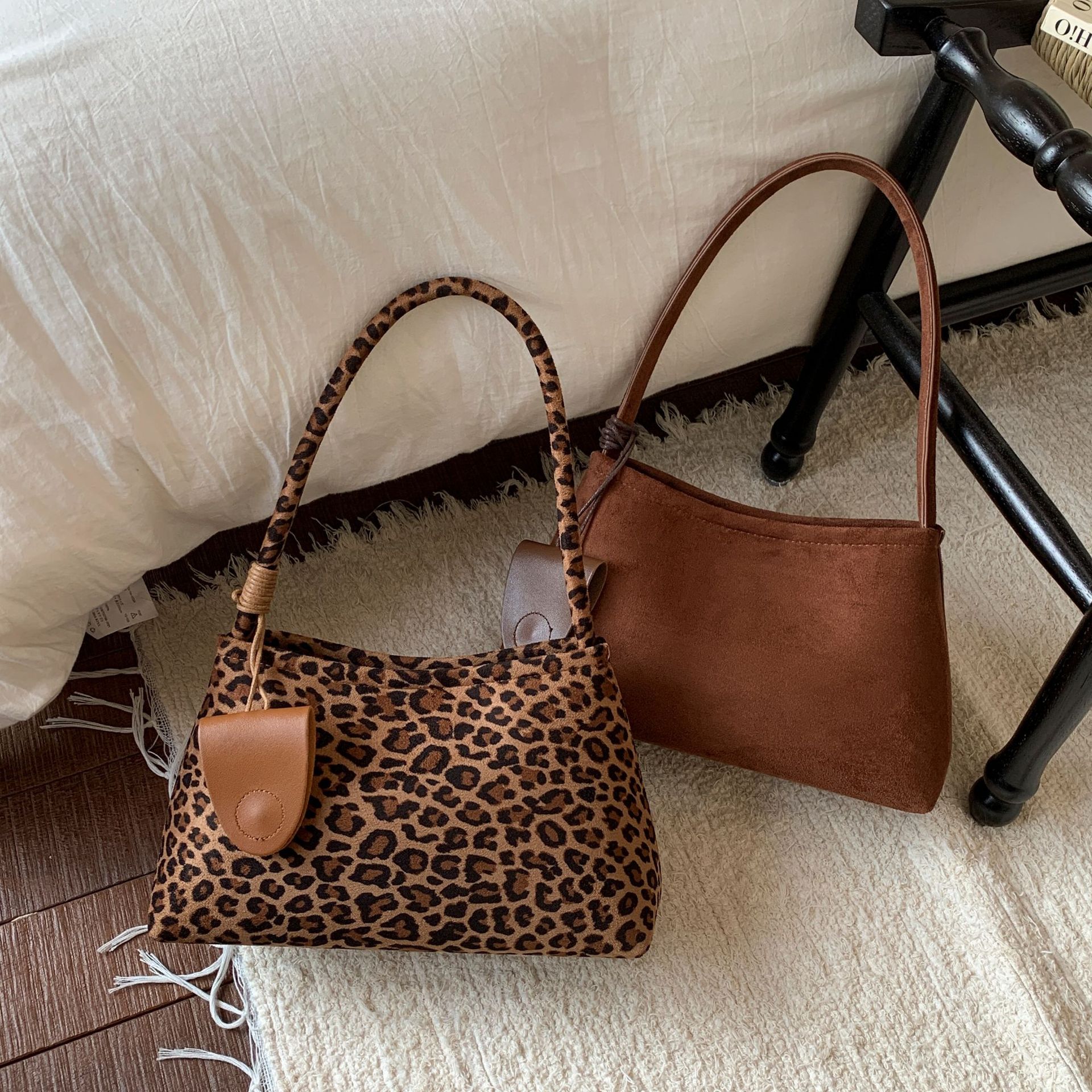 Niche de alta sensación de seda de abrigo bolso inferior para mujeres otoño / invierno 2025 nueva moda de moda universal bolso de mano de viaje