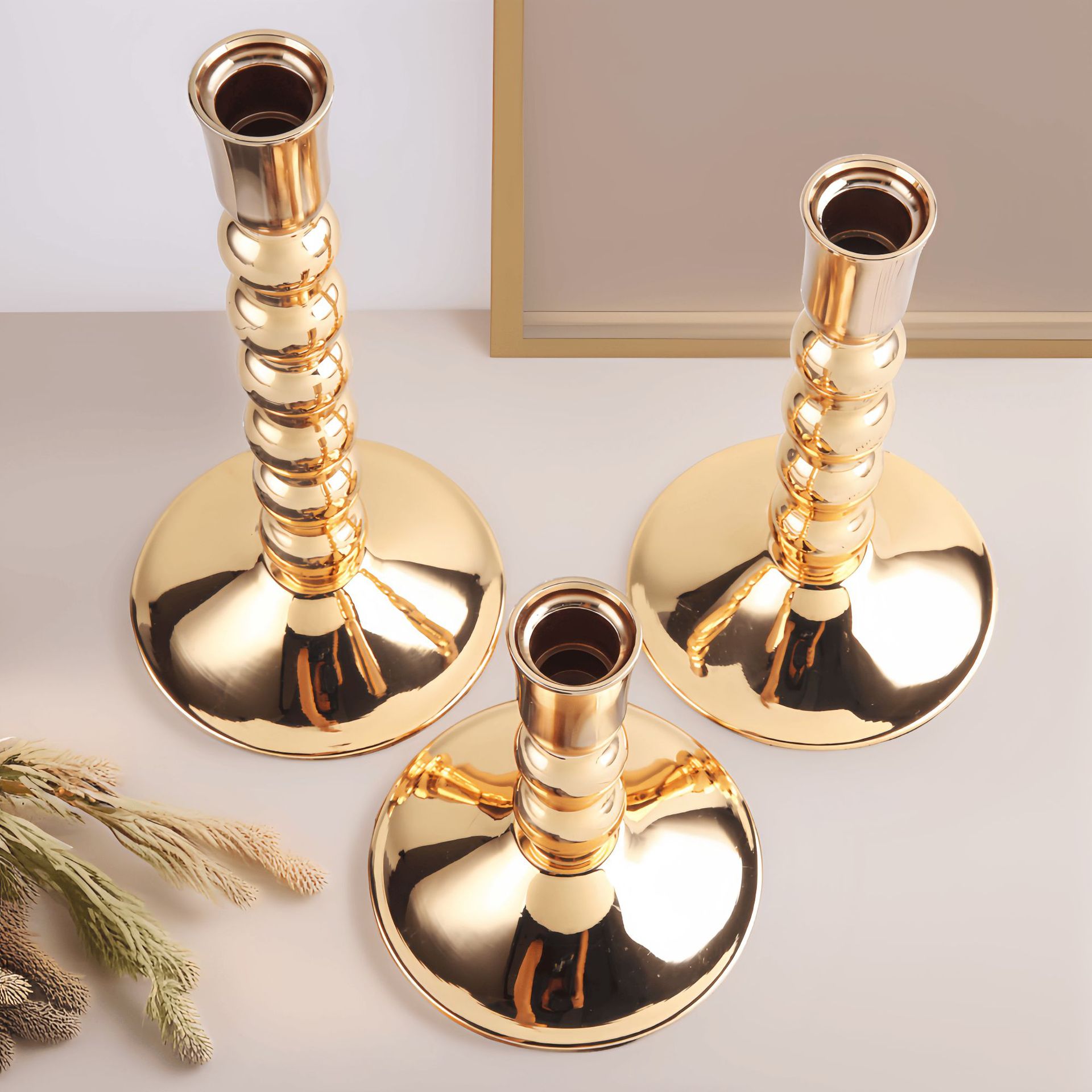 Nuevo candelabro de cuentas redondas chapadas en oro francés transfronterizo, decoración de metal de hierro forjado de lujo ligero, candelabro europeo de boda