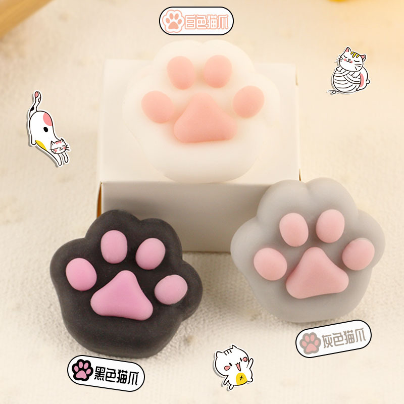 Las garras de gato súper lindas y suaves amasan el corazón de la niña encantadora q toca la bola de animales para descomprimir y desahogarse juguetes pequeños