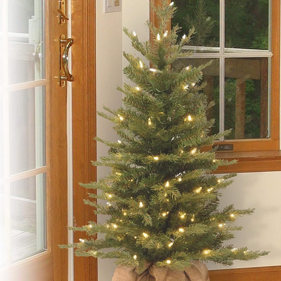 Amazon Venta caliente Mezcla de árbol de Navidad de abeto nórdico Escena navideña Arreglo de árbol de Navidad de luz blanca de lino al por mayor