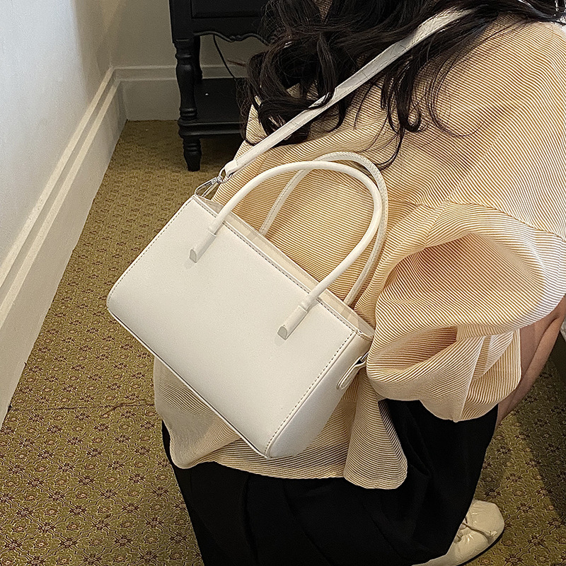 Diseño coreano de nicho bolso de mano casual para mujeres 2026 verano diario nuevo estilo de moda bolso de transporte