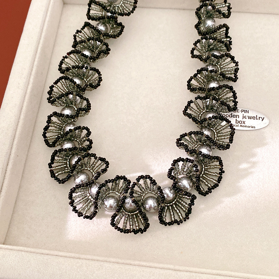 Collar de perlas de encaje redondo lujo ligero nicho collar de perlas estilo retrógrado conjunto de joyería al por mayor
