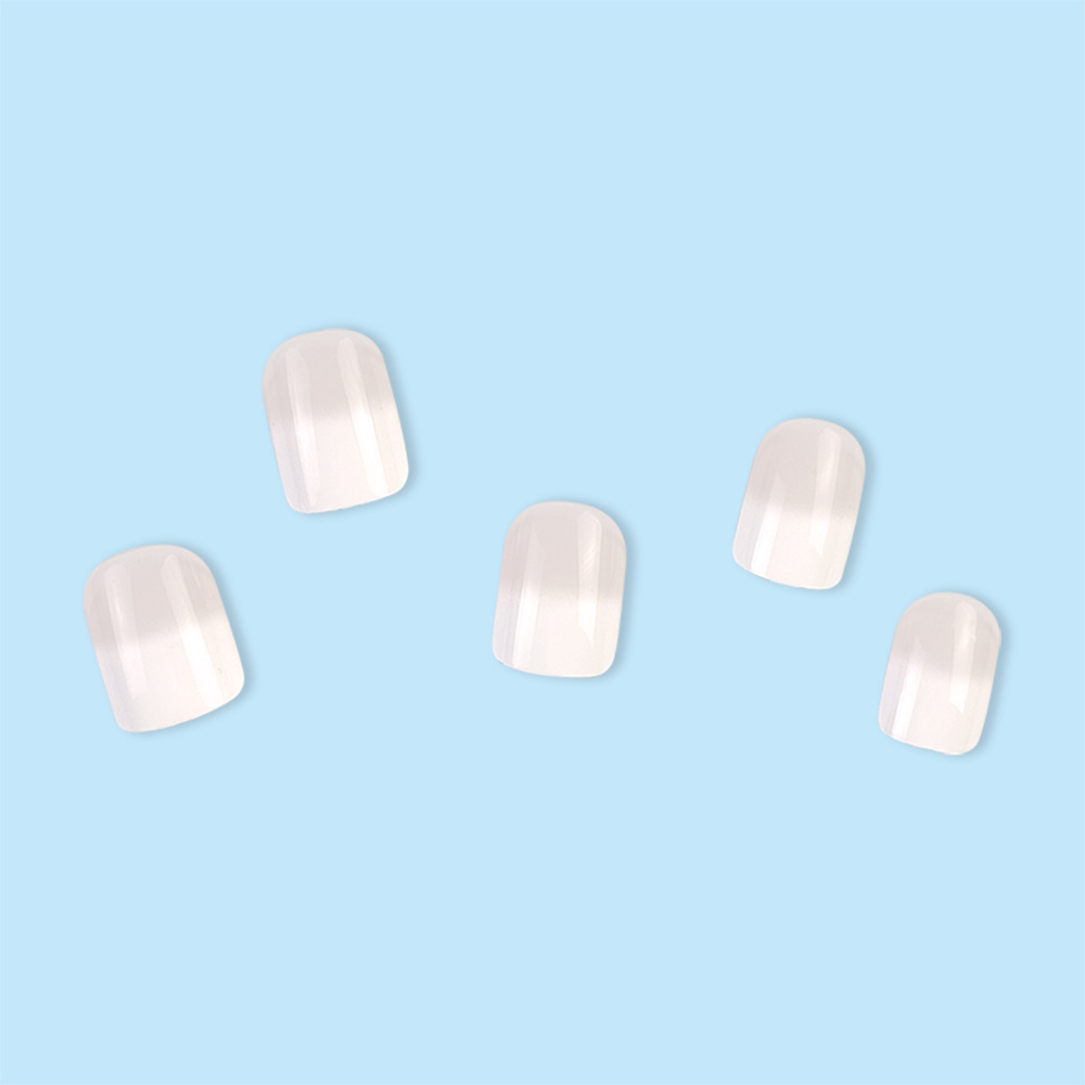 Sensación de alta gama de uñas portátiles al por mayor uñas cortas de uñas de color blanco lechoso simples 24 piezas de uñas impermeables calientes