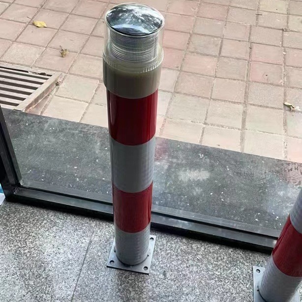 1216新太阳能防护插圆柱栏杆警示灯围墙信号灯交通救援施工爆闪灯