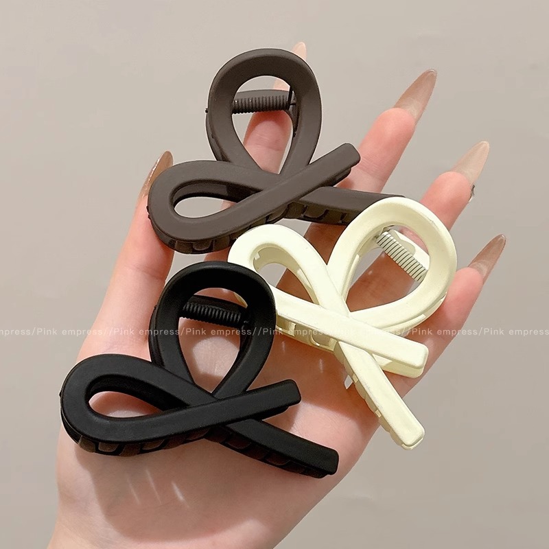 Simple clip de cabello negro de medio atado para mujeres 2025 nuevo estilo de alta sensación detrás de la cabeza de cabello de tiburón clip de cabello