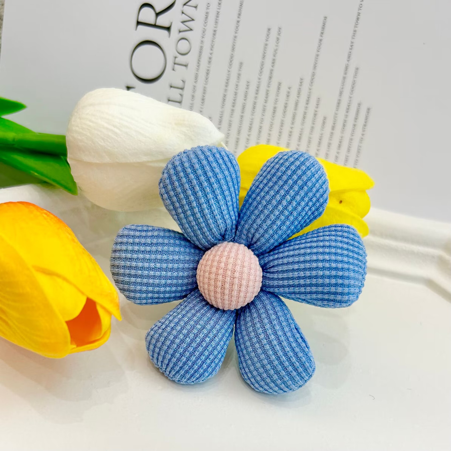 トウモロコシの粒の七色のかわいい花の部品のDIYは綿の6弁の花の頭飾りの部品のブローチの部品の卸売りを詰めます。