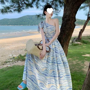 泰国旅游拍照斜肩连衣裙小众设计感气质收腰裙子三亚度假沙滩长裙