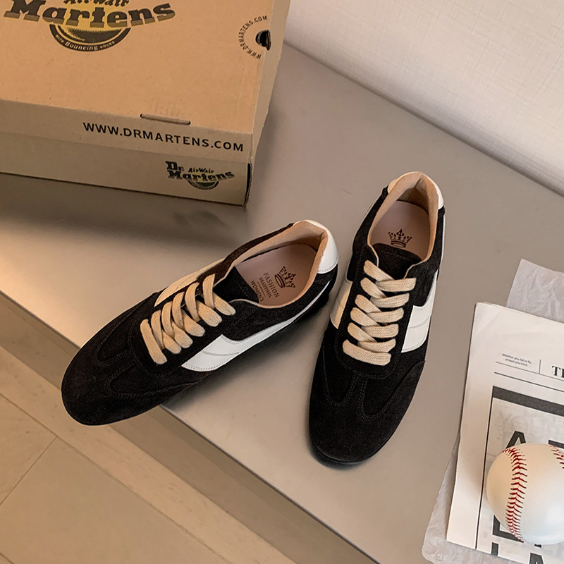 Giày sneaker nữ đế bệt mũi tròn dây buộc da thật phối màu phong cách Đức — Màu nâu