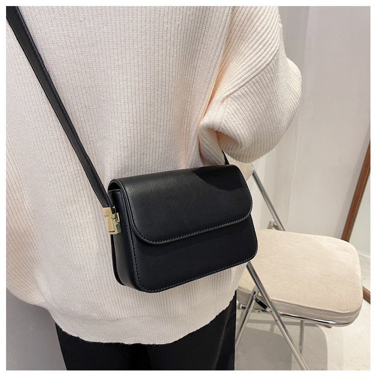 Popular Clamshell Simple Casual Shoulder Bag Autumn Fashion Messenger Small Square Bag display picture 3