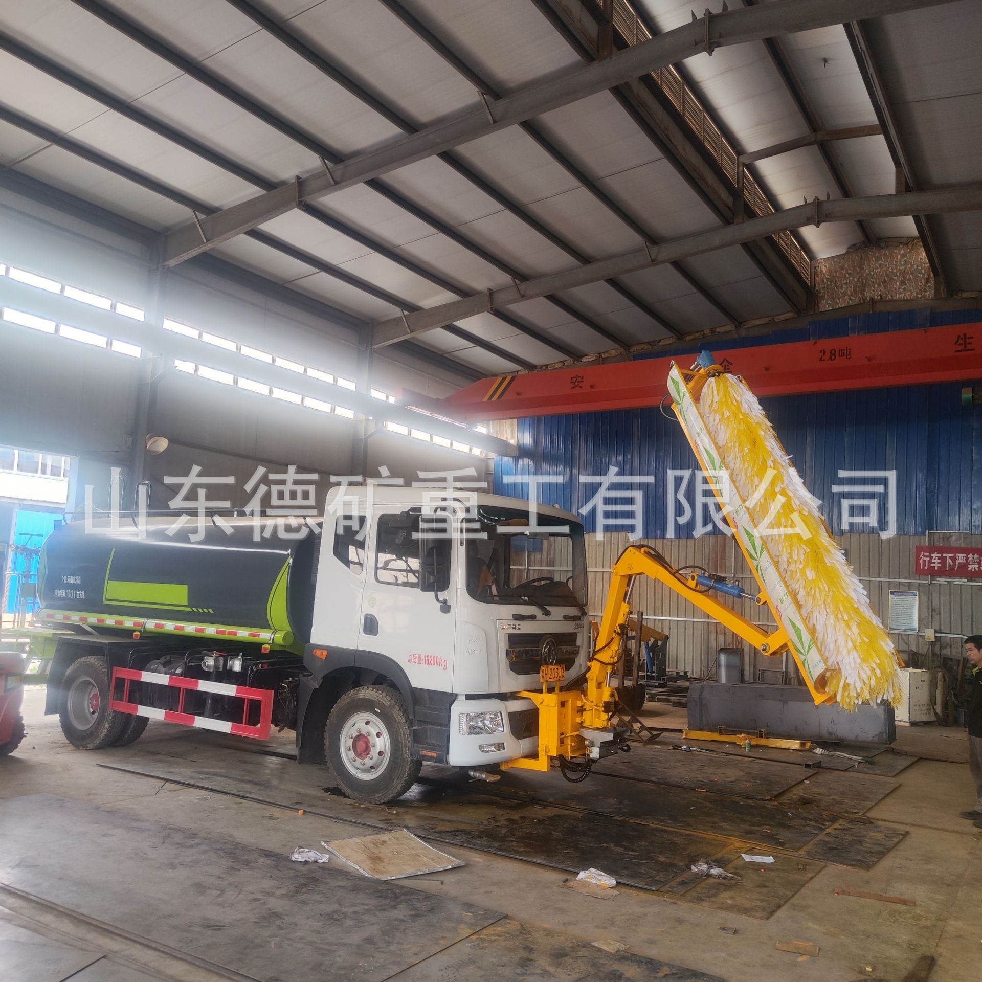 高速护栏清洗机城市道路隔离栏防护板清洗滚刷车载式围栏清洗设备