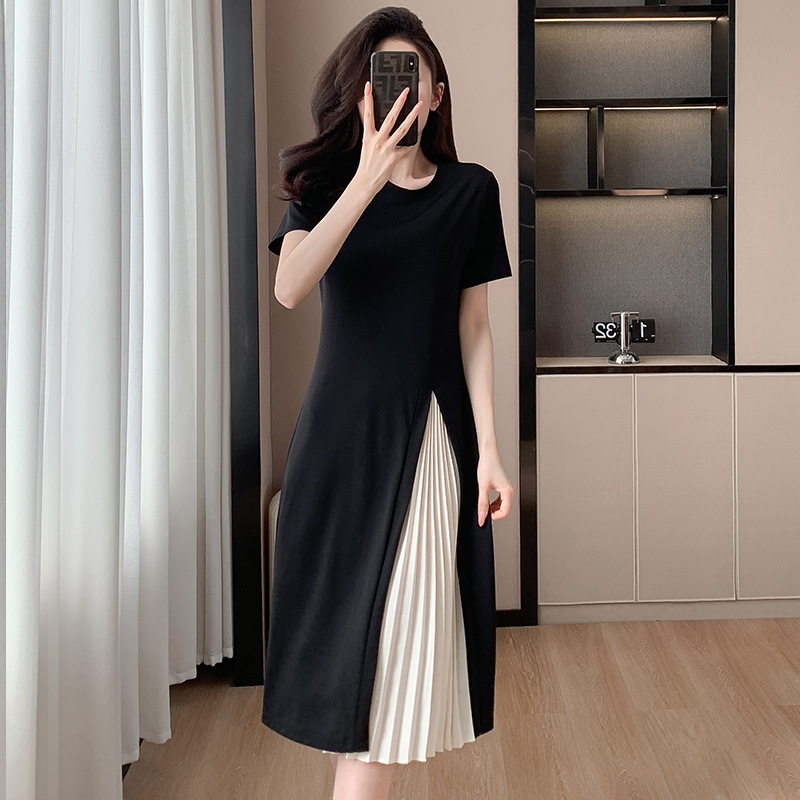 実際に色のワンピースの女性の夏のしわをたたいてデザイン感をつなぎ合わせます。|undefined