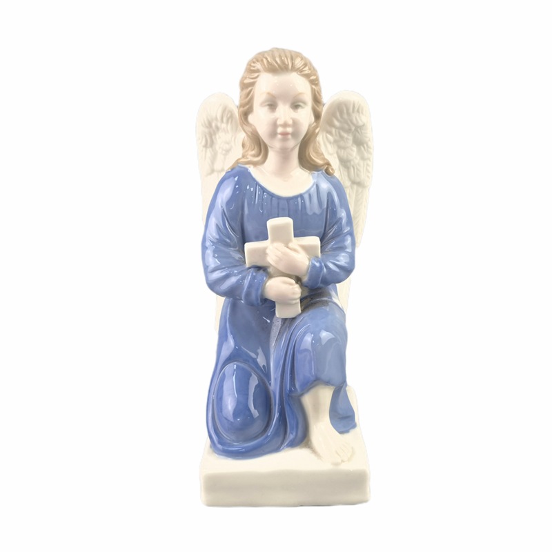 Religión occidental, objetos sagrados, la iglesia de la Virgen José María, estatuas de ángeles, esculturas, artesanías de cerámica, adornos