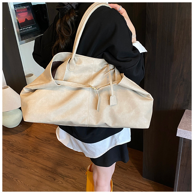The laid-back style large-capacity underarm tote bag for women in 2025, with a lock, is fashionable and versatile. It's a trendy single-shoulder bag for commuting undefined