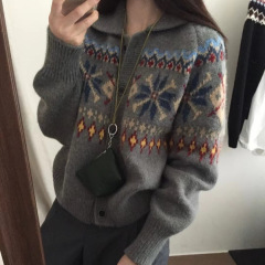 レトロな衝突色のジャカード島のセーターのカーディガンの女性の秋冬のゆったりとした怠惰な風の襟の厚いニットのコート