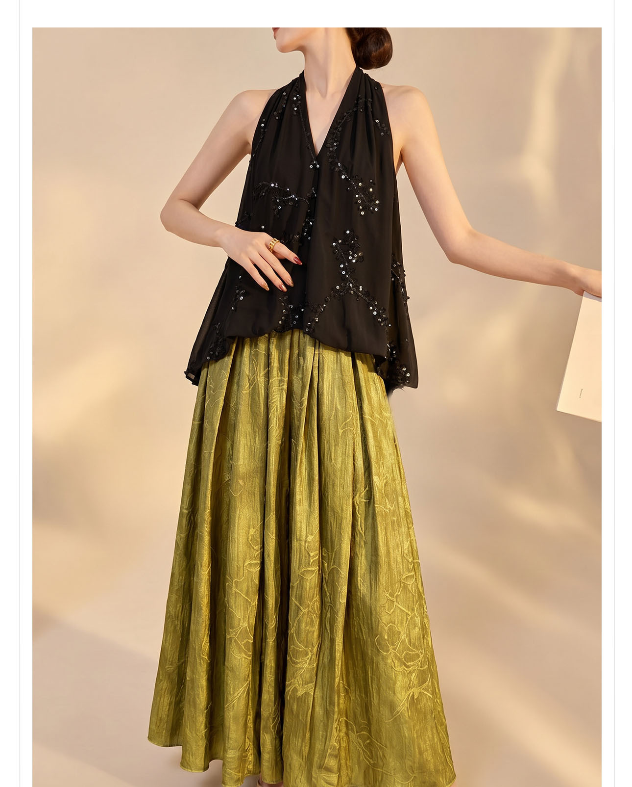 Áo cổ yếm V cổ chiffon thêu sequin không tay form rộng — Sữa hạnh nhân chi tiết 3