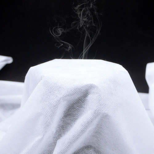Thickened disposable bed sheets wholesale beauty salons special travel breathable nonwoven fabric with holes disposable hotel bed cover