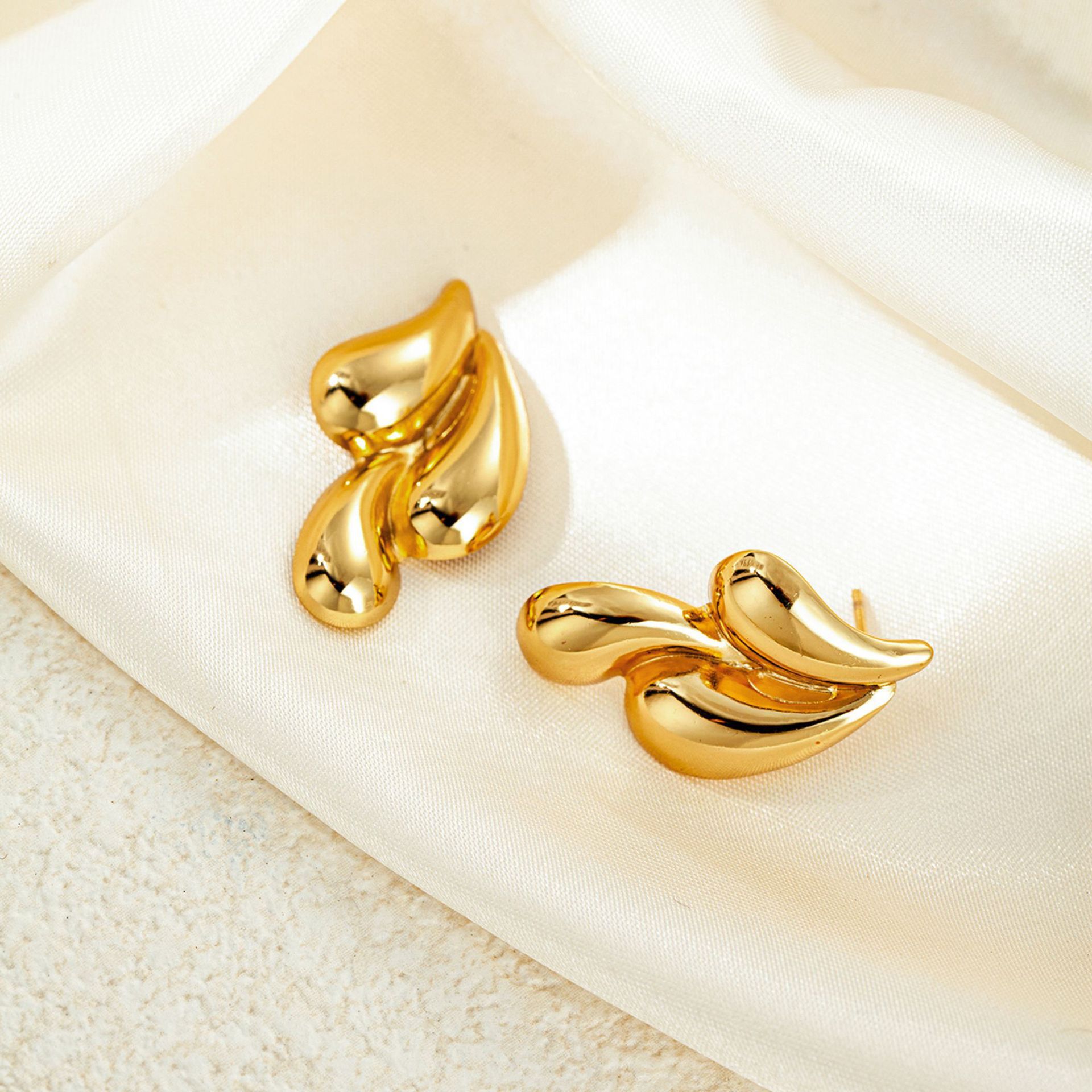 Silver pointed spike labret stud material detail