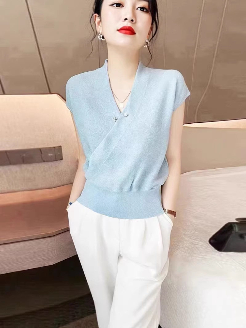 Áo len nữ cổ V chéo cài nút ngọc trai, tay ngắn, viền gân, phong cách mùa hè — màu xanh nhạt