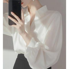 フランスの白いシャツの女性の職業高級感2025春の軽熟のお姉さんは服のファッションのシフォンのシャツを着ます。