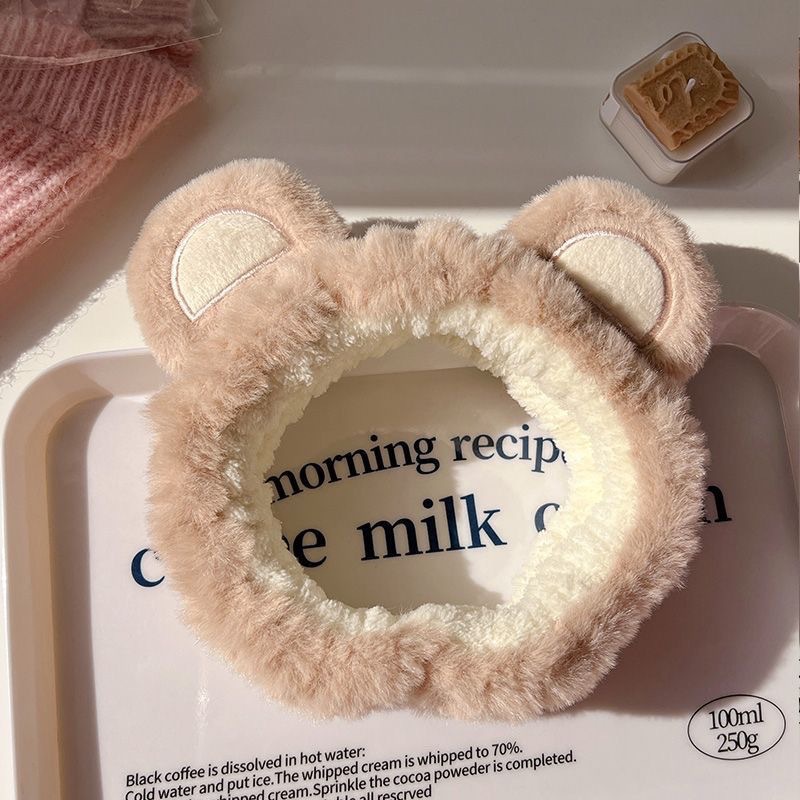 顔を洗って髪を洗って新型の少女の韓国の化粧をつけてマスクの専用のカチューシャをつけます。