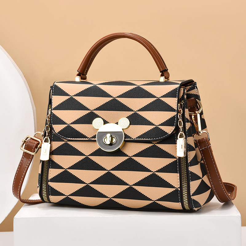 Bolsa pequeña popular de este año 2022 nueva moda estilo occidental hombro todo partido Internet celebridad crossbody portátil pequeña bolsa cuadrada bolso de las mujeres