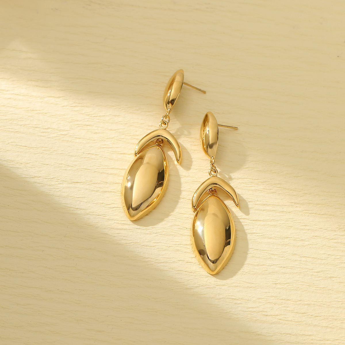 1 Pair Elegant Simple Style Water Droplets 304 Stainless Steel 18K Gold Plated Drop Earrings display picture 3