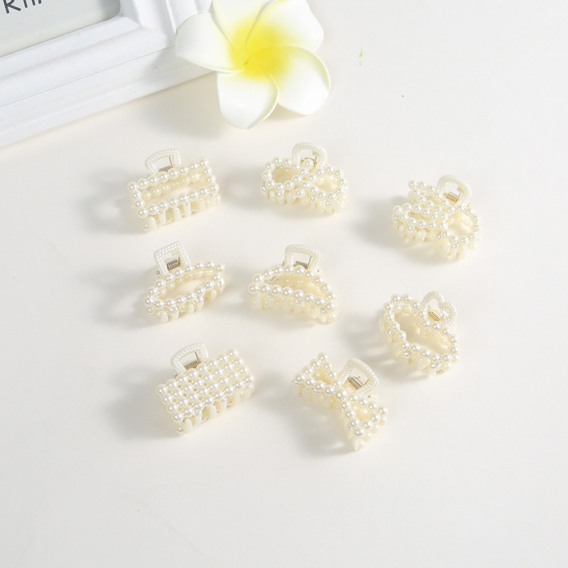 Small classic crab pin pearl