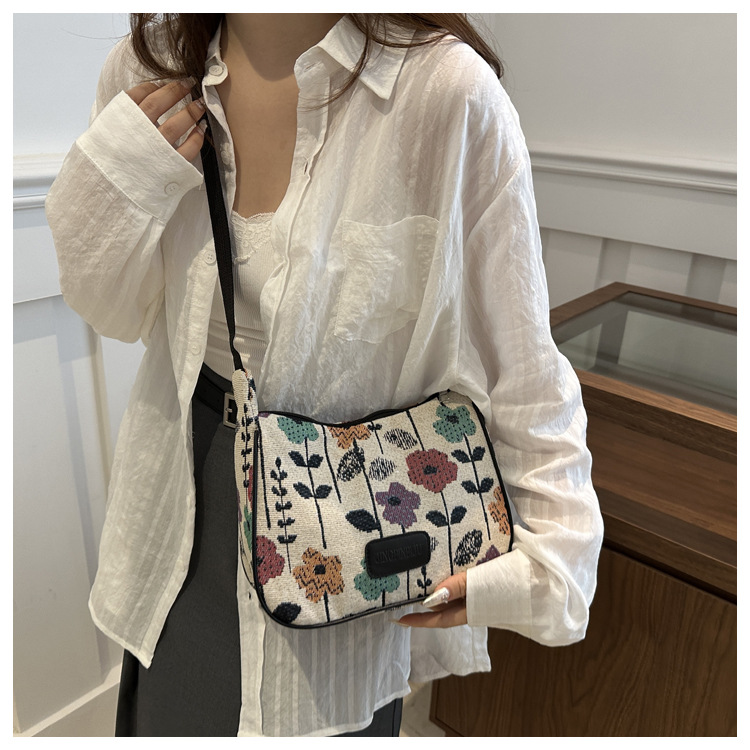 Popular fashion, simple, large-capacity printed trend 2024, fashionable patchwork canvas single-shoulder bag, small square bag, women's bag, trendy undefined