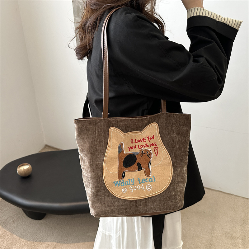 Bagos de gran capacidad para chicas encantadoras otoño / invierno 2024 nuevo estilo retro bolso de hombro de moda alta sensación bolso de brazo