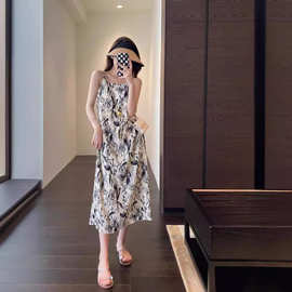夏装2026新款女碎花吊带连衣裙茶歇法式海边度假风气质显瘦长裙子