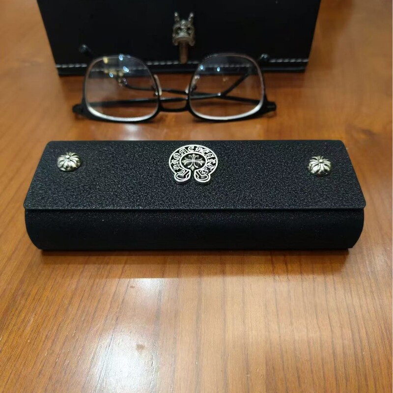 This popular, original design eyewear case offers ample space and is suitable for various styles of glasses, making it perfect for everyday storage. It’s a handmade eyewear case