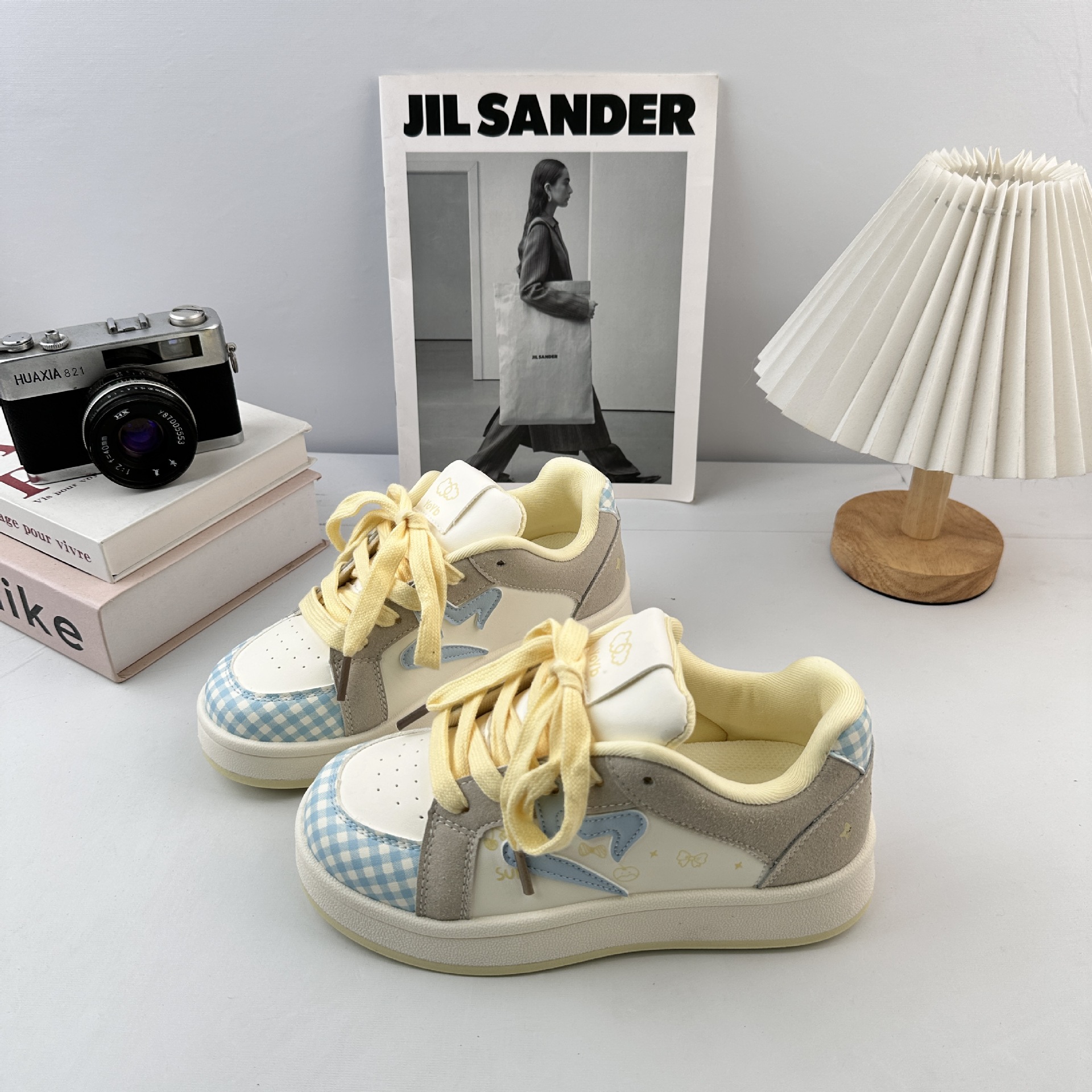 Yuanbo coreano fresco fondo grueso de dibujos animados zapatos blancos para mujeres 2025 nuevo estilo de moda versátil zapatos de pan de nicho