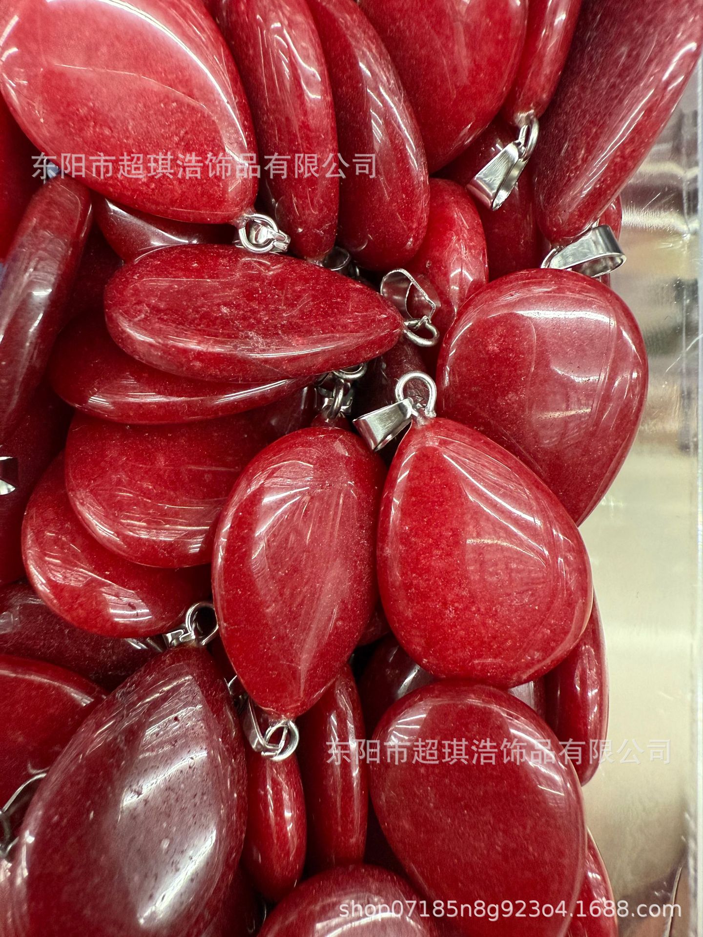 흰 돌과 빨간색