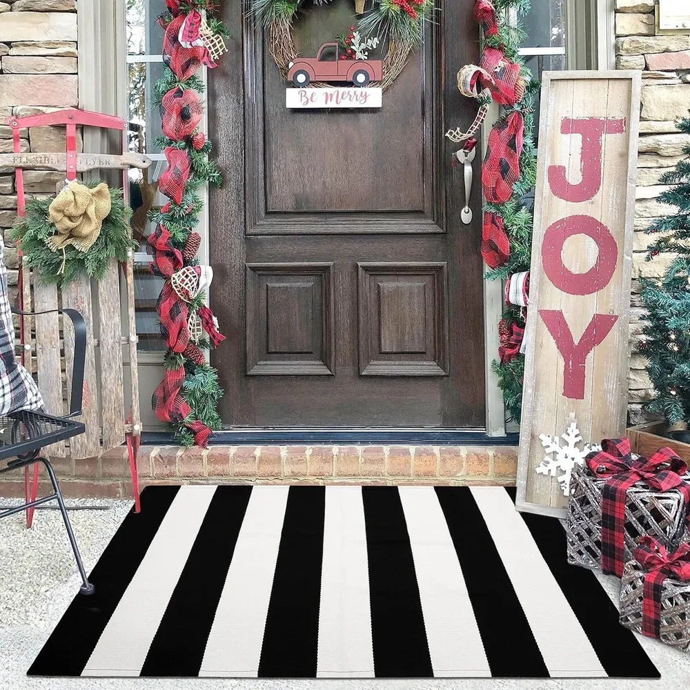 Classic vertical and horizontal striped entrance mat, simple retro design, dirt-resistant and dust-collecting foot mat for home and garden, available for delivery