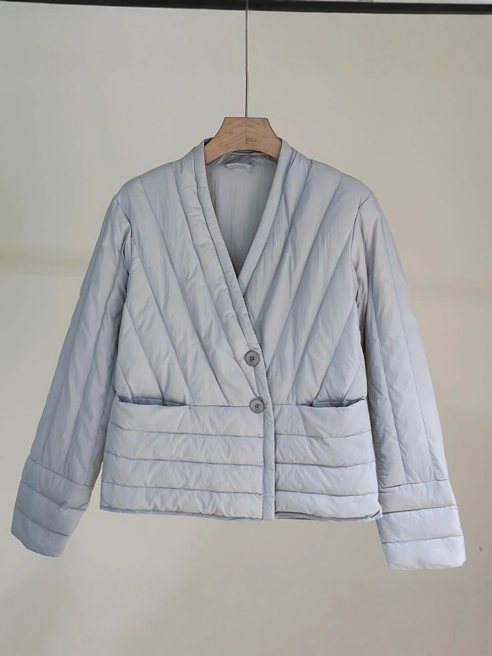 Transfronterizo Tik Tok chaqueta de plumón blanca para mujeres corto y ligero revestimiento coreano caliente cuello en V chaqueta casual
