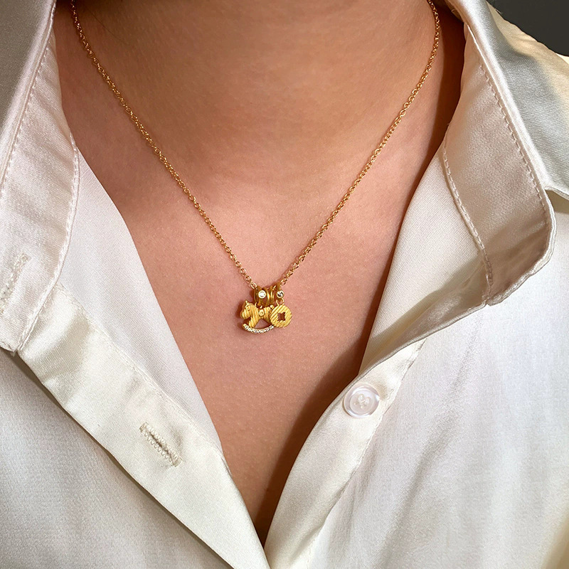 Collier cheval à bascule style chinois effet glacé doré femme_voghion.com