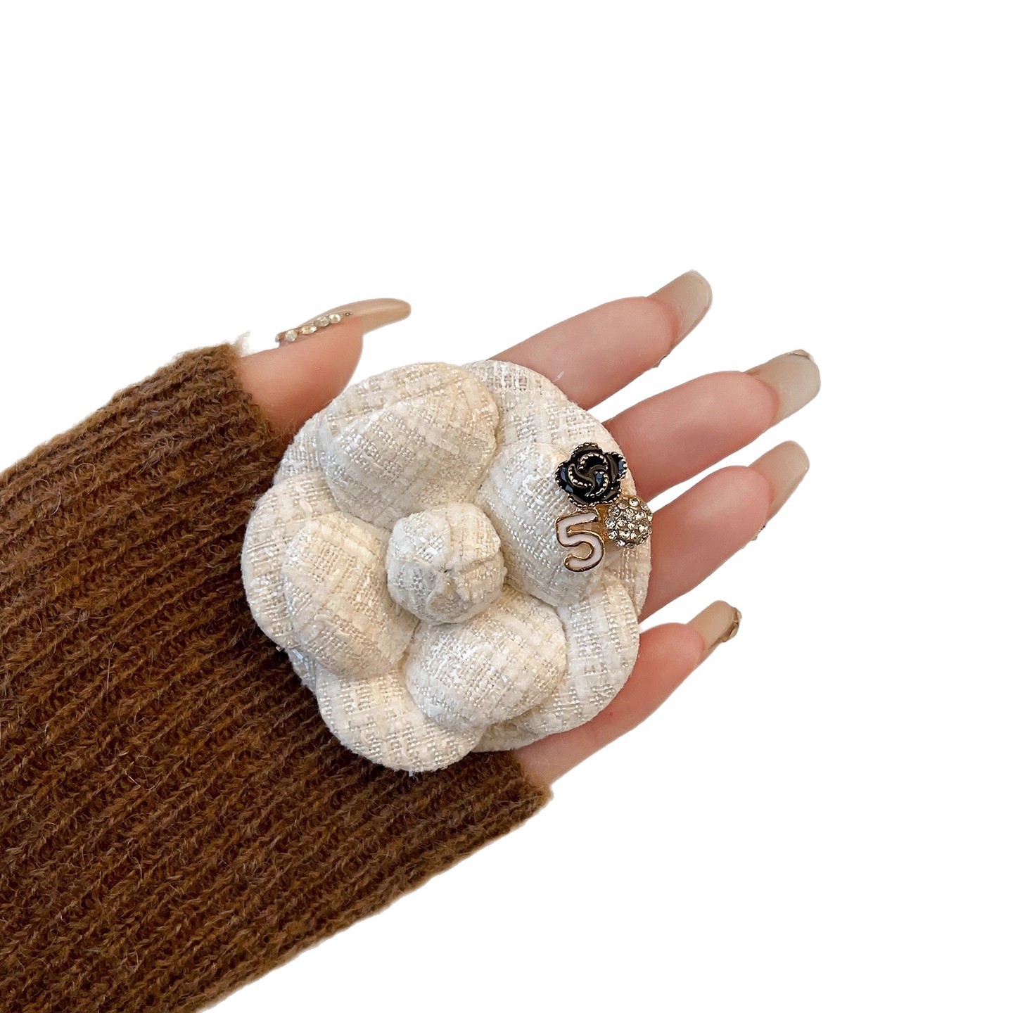 Lyxig brosch i sammet med kamelia och pärlor elegant accessoar_voghion.com