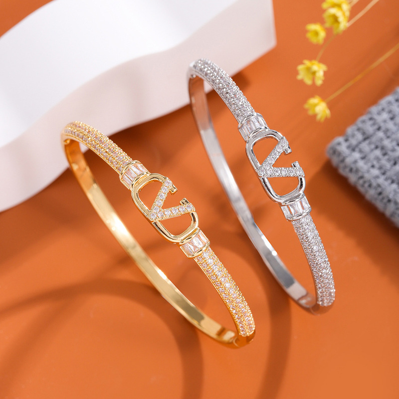 Bracelet girls high-end multi-style non-fading fashion bracelet new personalized ins light luxury bracelet wholesale