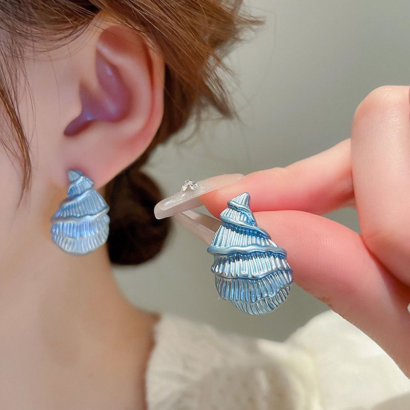 Pendientes de perlas de tendencia de moda de aguja de plata Pendientes pequeños y exquisitos de todo fósforo Pendientes de alta gama de lujo ligero al por mayor mujeres