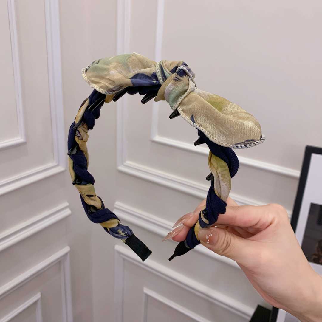 An ink-yellow contrasting rabbit ear-tooth comb headband