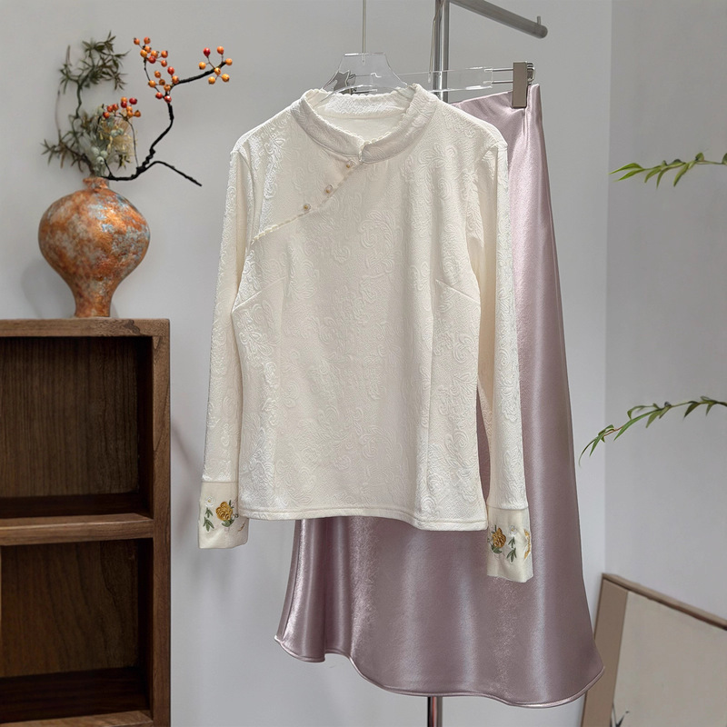 New Chinese Style Velvet Inner Elastic Bottoming Shirt, Versatile Slim Long-Sleeved Stand-Up Collar Lace Embroidered Top with Slanted Placket and Buttons