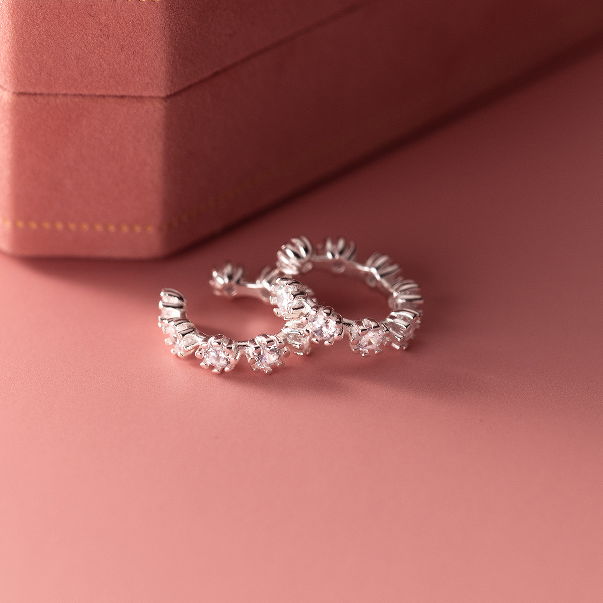 Aloch S925 clip de oreja de diamante redondo liso de plata de ley ins viento pequeño clip de hueso de oreja fresca joyería de oreja femenina M03137